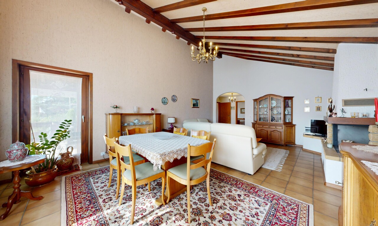 wohn- / esszimmer mit hohe decke, high ceiling, gewölbte gehwege, inside property, und dachschräge