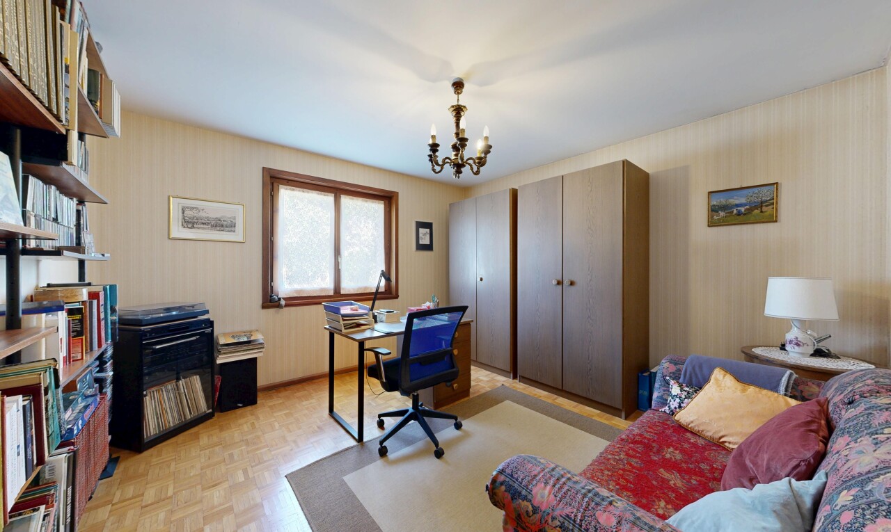 büro mit bürobereich, parquet floor, holzfußboden, wood finish floor, und inside property