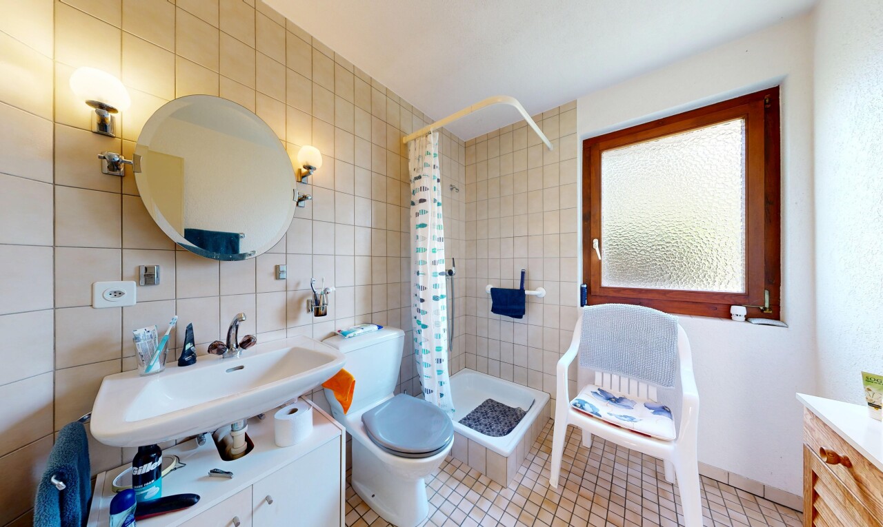 bad mit spiegel, dusche, inside property, komplettes badezimmer, und waschbecken