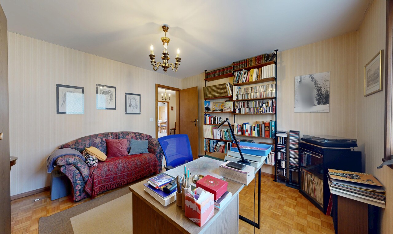 wohnzimmer mit tapetenwand, wallpaper wall, parquet floor, inside property, und bürobereich