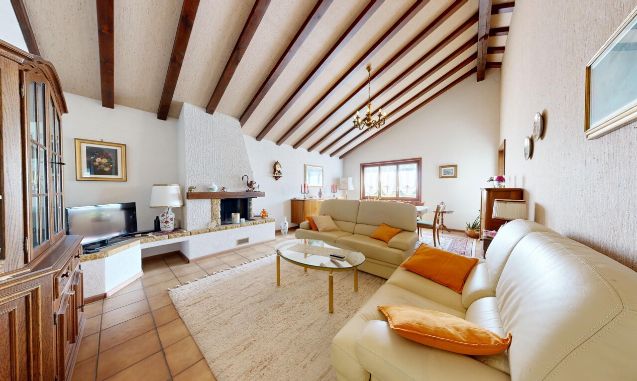 wohnzimmer mit balkendecke, beamed ceiling, inside property, hohe decke, und high ceiling