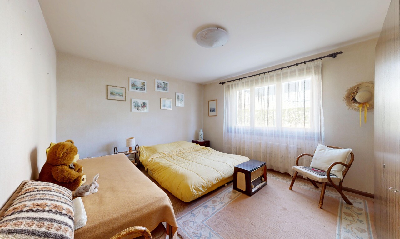 zimmer / schlafzimmer mit inside property, gipskartonwand, drywall, natürliches licht, und natural light
