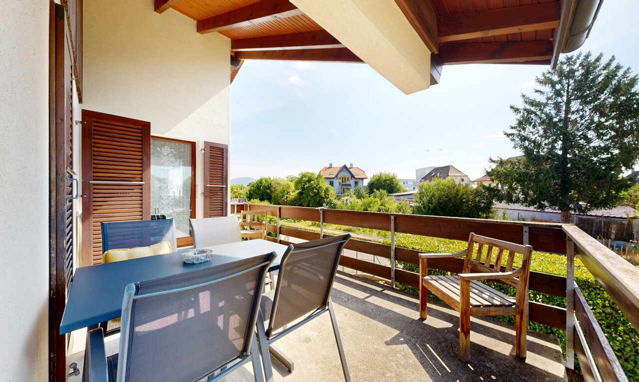 balkon mit essbereich im freien, day time, und from property