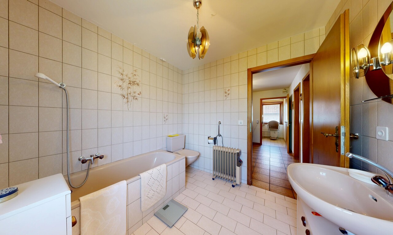 bad mit komplettes badezimmer, bad, fliesenwand, tile wall, und fliesenboden
