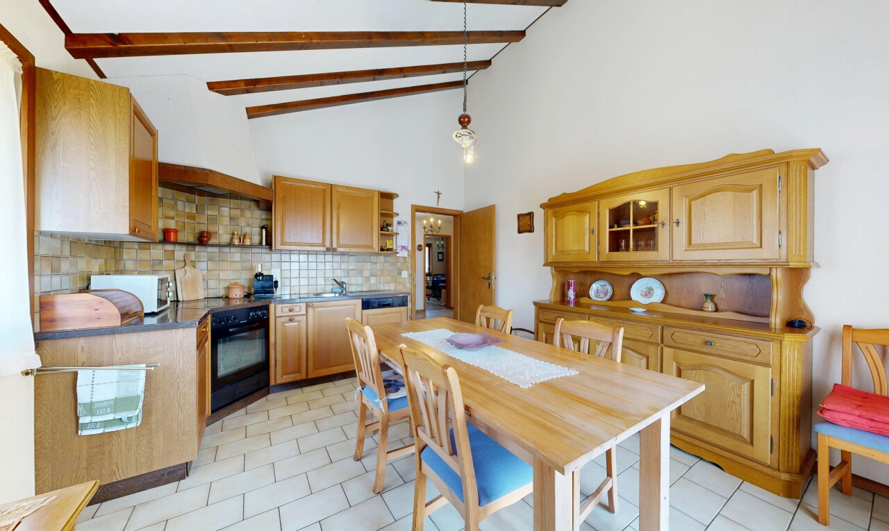 küche mit light floor, hochgezogene schränke, raised cabinets, ofen, und offene regale