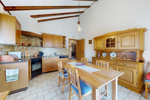 küche mit light floor, hochgezogene schränke, raised cabinets, ofen, und offene regale