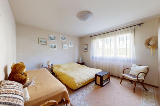 chambre avec inside property, cloison sèche, drywall, lumière naturelle, et natural light