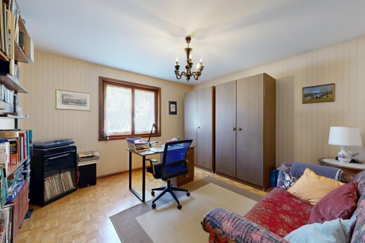 büro mit bürobereich, parquet floor, holzfußboden, wood finish floor, und inside property
