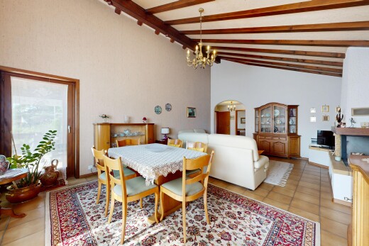 salon / salle à manger avec plafond haut, high ceiling, passages en arc, inside property, et plafond voûté