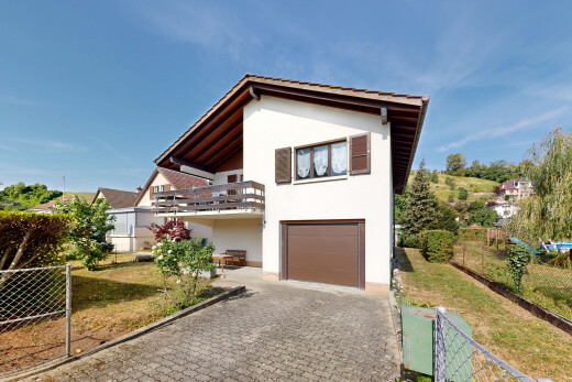 außenansicht mit zaun, stuckverkleidung, day time, eingebaute garage, und from property