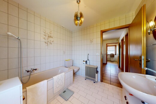 salle de bains avec salle de bain complète, bain, mur en carrelage, tile wall, et sol en carrelage