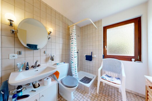 salle de bains avec miroir, douche, inside property, salle de bain complète, et évier
