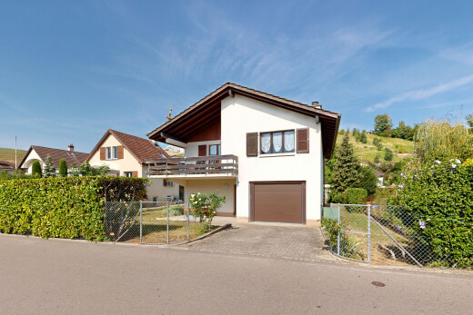 façade avec day time, garage intégré, balcon, property visible, et clôture