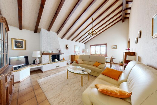 salon avec plafond à poutres, beamed ceiling, inside property, plafond haut, et high ceiling
