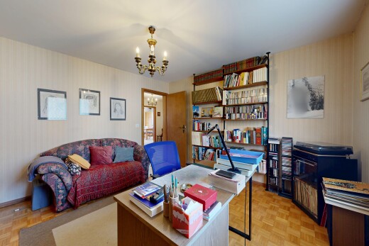 wohnzimmer mit tapetenwand, wallpaper wall, parquet floor, inside property, und bürobereich