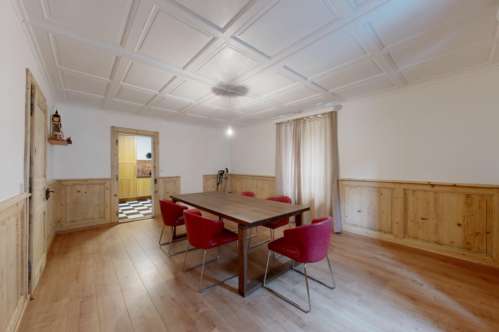 salle à manger avec wainscot wall, mur à lambris, wood finish floor, sol en finition bois, et drywall