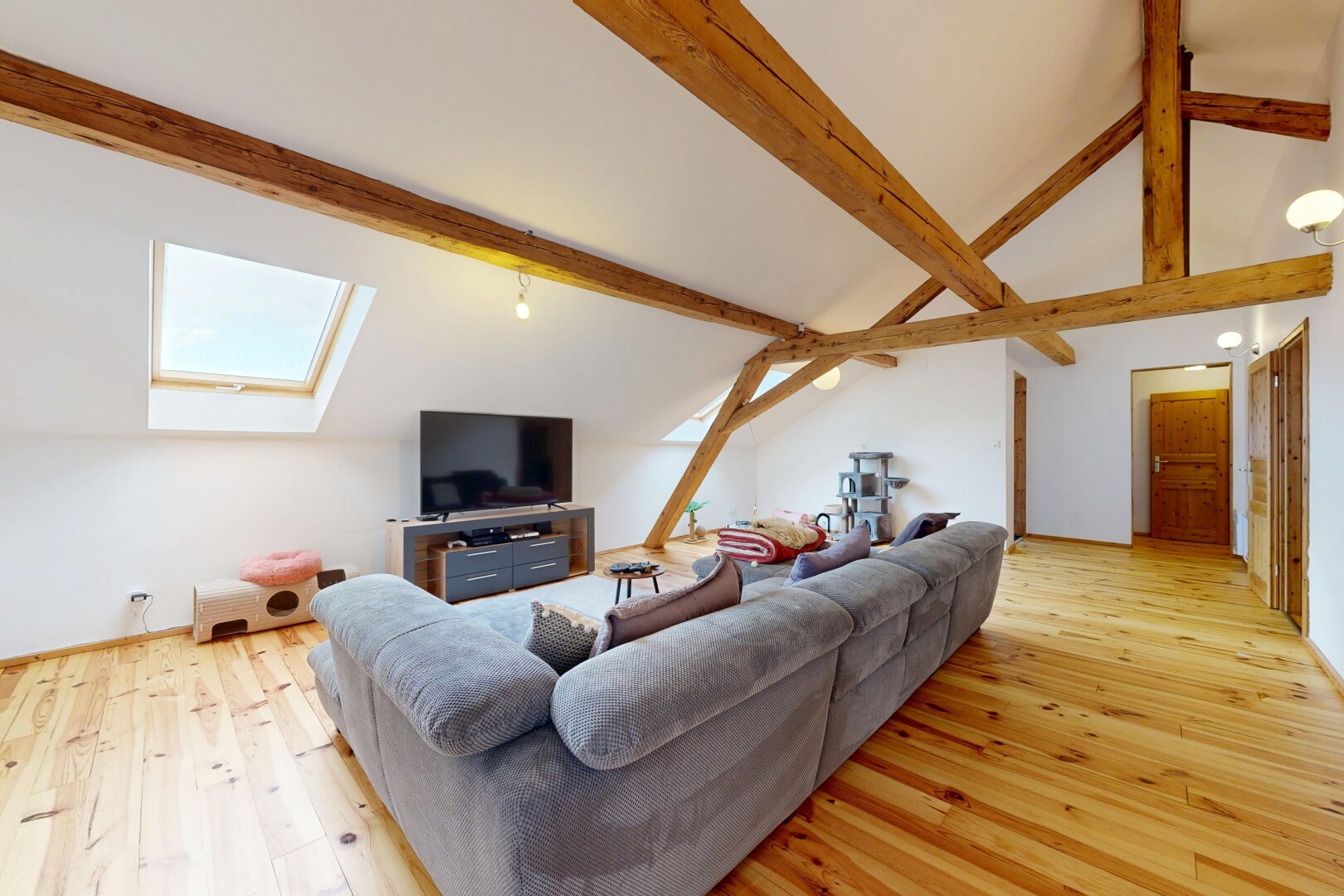 salon avec vaulted ceiling, plafond voûté, puits de lumière, beamed ceiling, et plafond à poutres