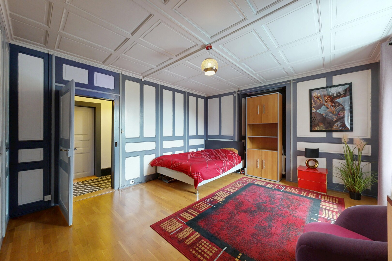 chambre avec paneling wall, mur panneauté, inside property, wood finish floor, et sol en finition bois