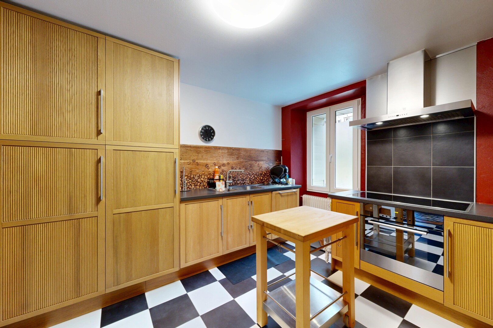 cuisine avec vinyl floor, sol en vinyle, dark countertops, plans de travail, et vinyl tile