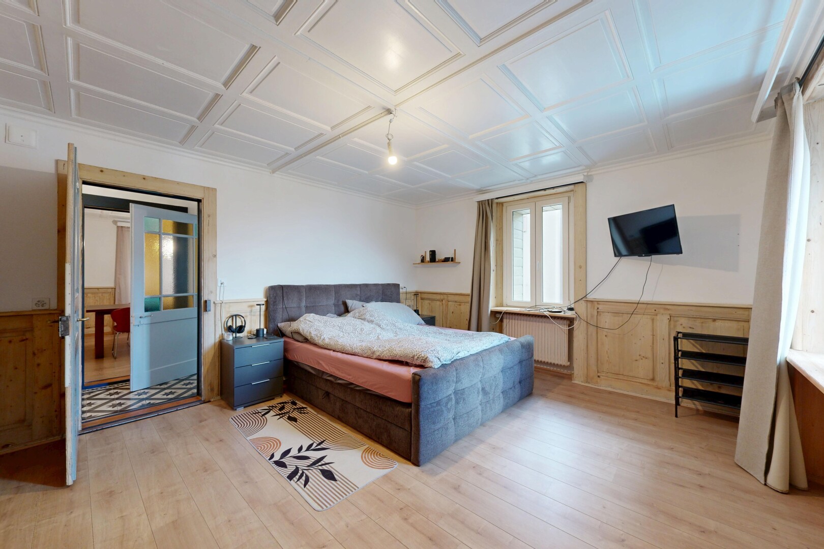 chambre avec télévision, wainscot wall, mur à lambris, drywall, et cloison sèche