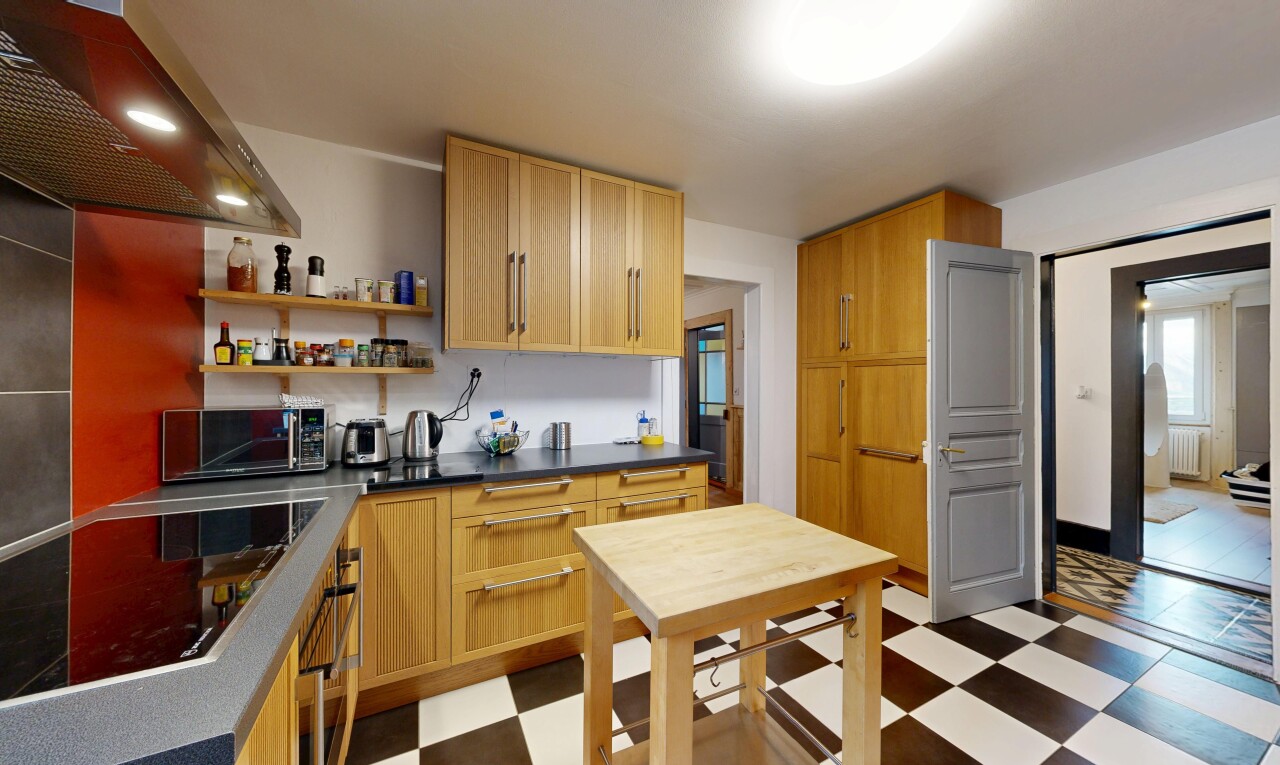 cuisine avec hotte, plans de travail, dark countertops, vinyl floor, et sol en vinyle