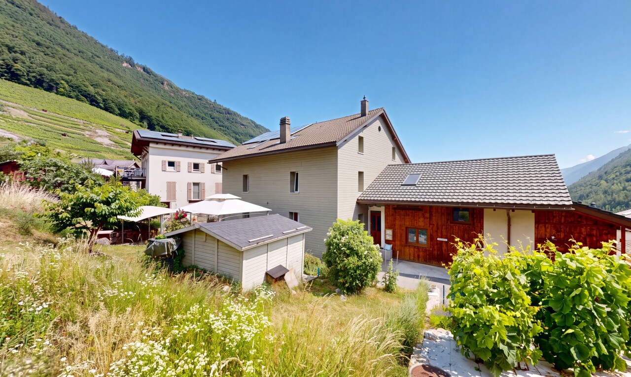 façade avec day time, property visible, vue sur la montagne, et mountain view