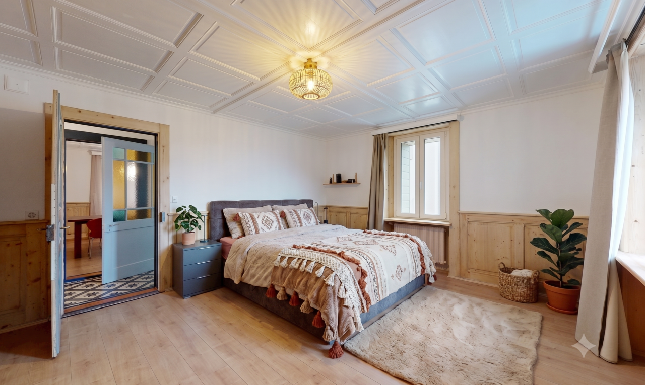 chambre avec télévision, wainscot wall, mur à lambris, drywall, et cloison sèche