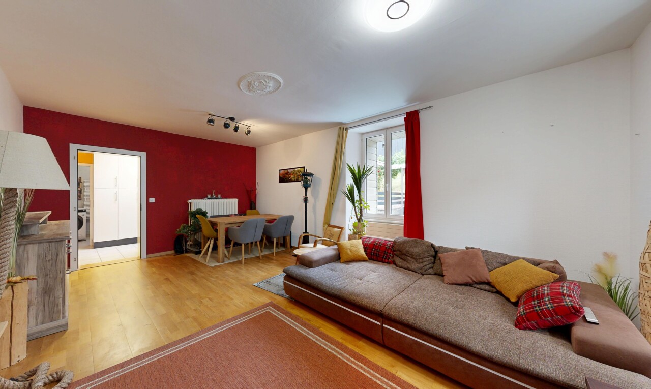 salon / salle à manger avec éclairage sur rail, drywall, cloison sèche, wood finish floor, et sol en finition bois