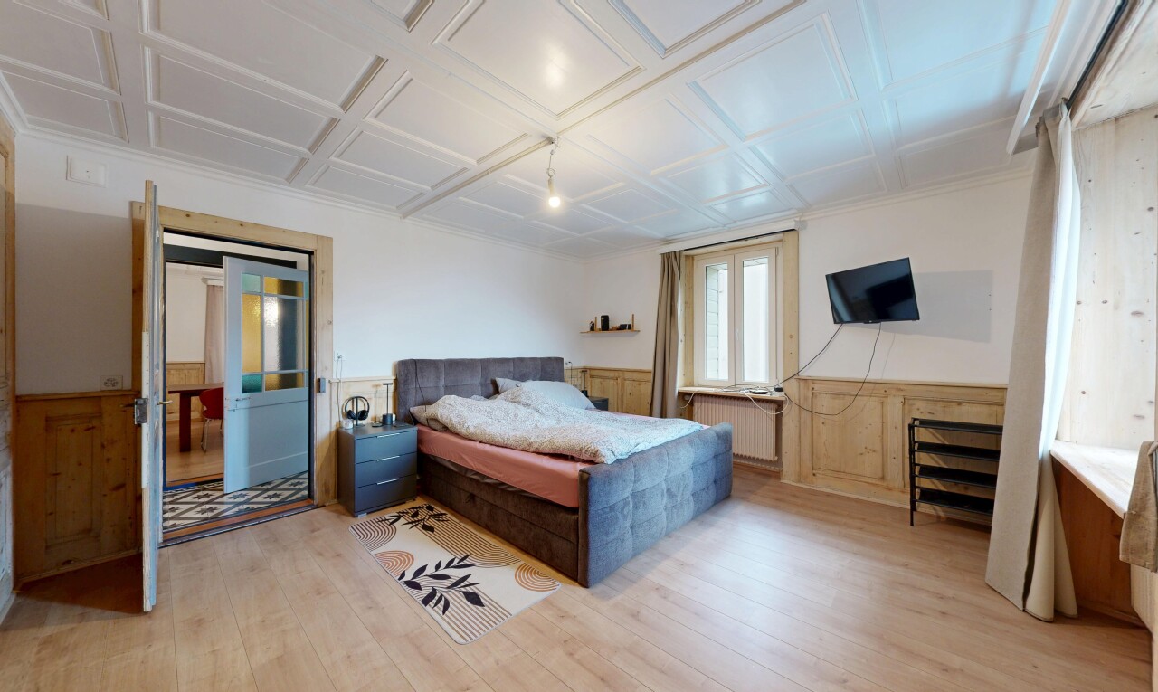 chambre avec télévision, wainscot wall, mur à lambris, drywall, et cloison sèche
