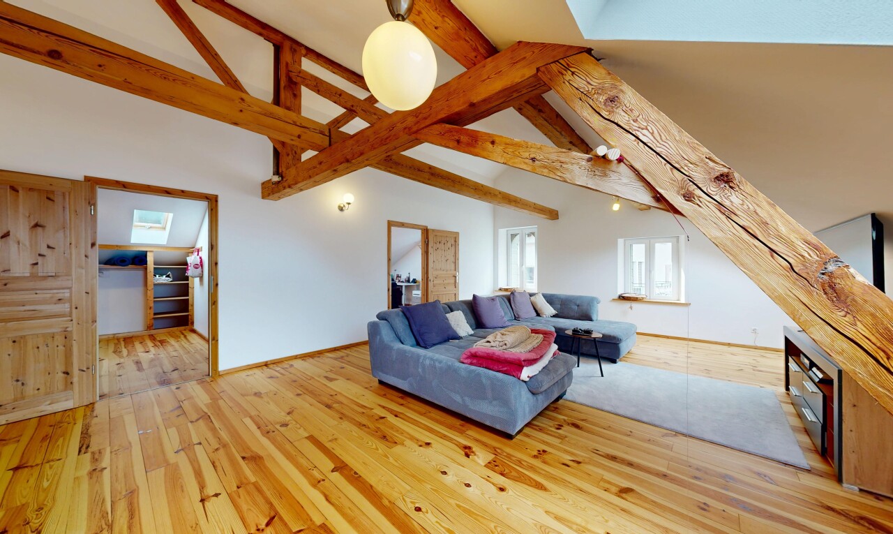 salon avec vaulted ceiling, plafond voûté, beamed ceiling, plafond à poutres, et wood finish floor