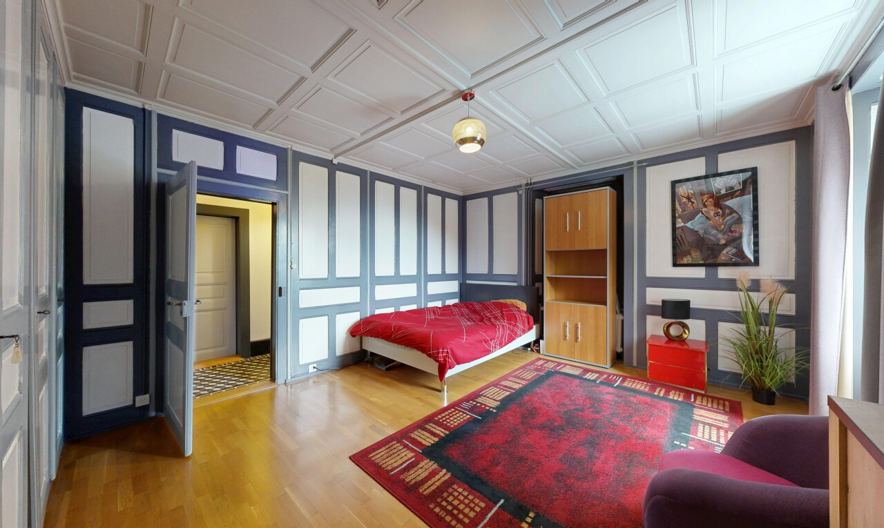 chambre avec paneling wall, mur panneauté, inside property, wood finish floor, et sol en finition bois