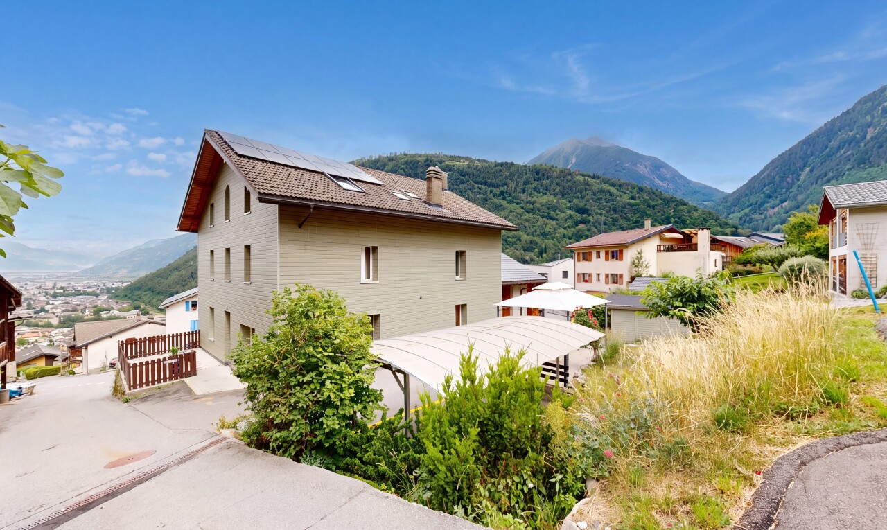 façade avec vue sur la montagne, mountain view, panneaux solaires, cheminée, et bardage horizontal