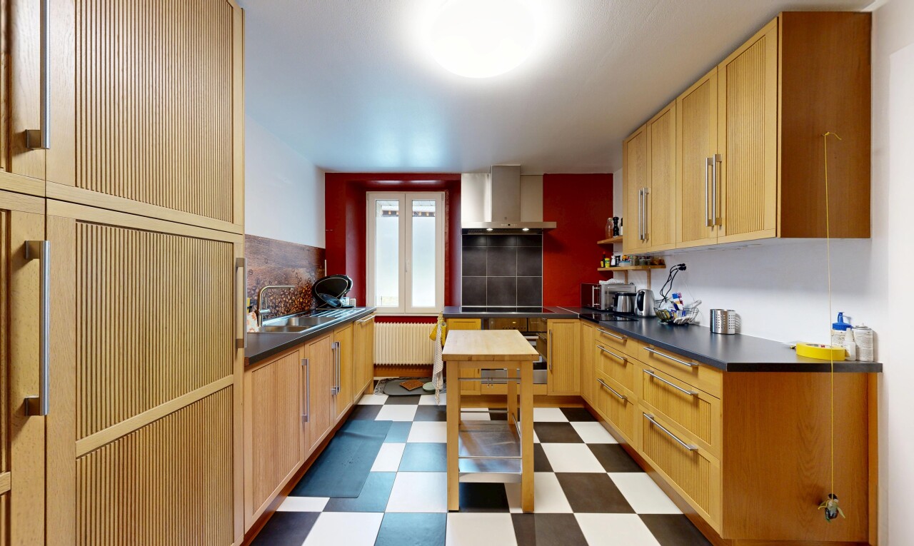 cuisine avec dark countertops, plans de travail, vinyl floor, sol en vinyle, et vinyl tile
