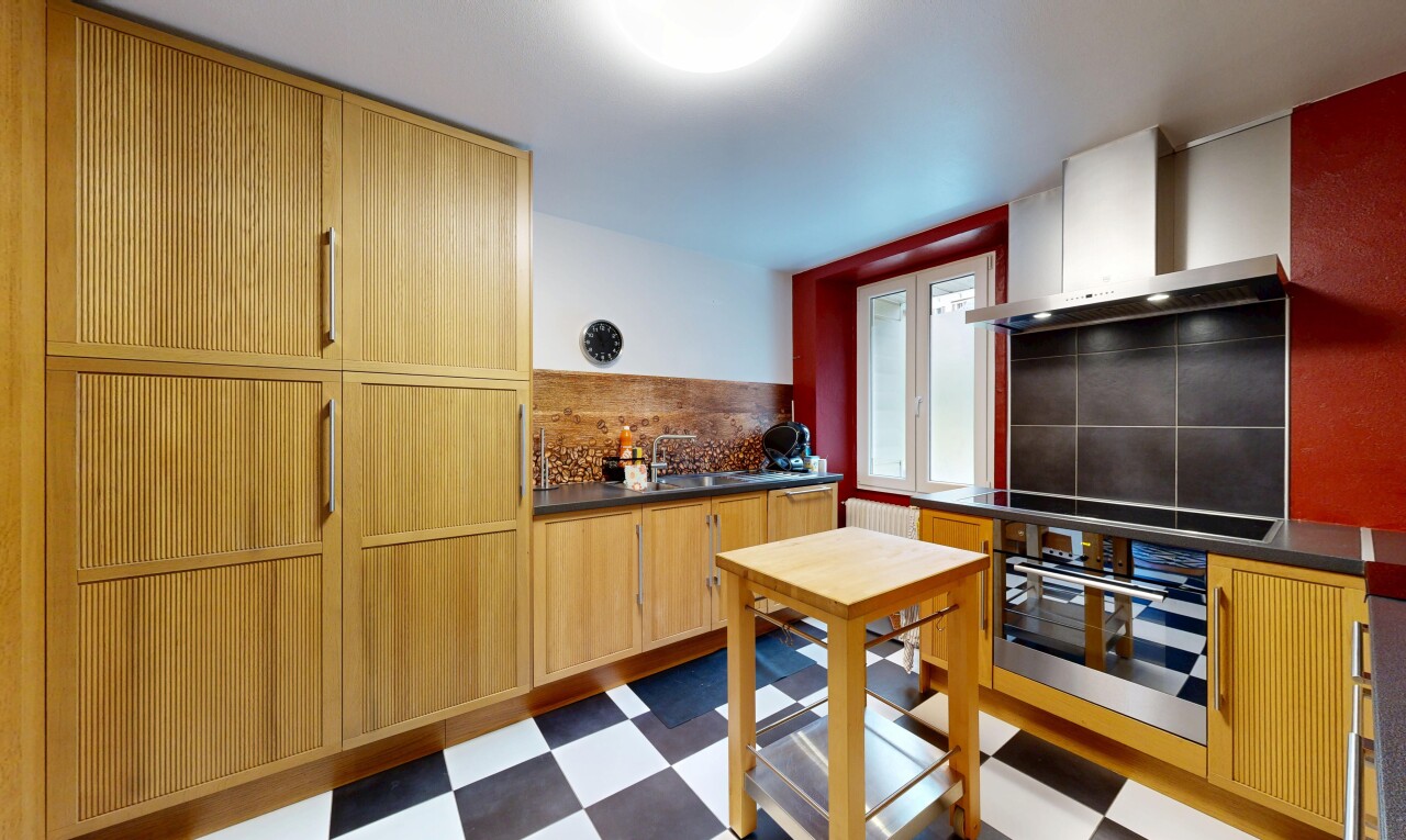 cuisine avec vinyl floor, sol en vinyle, dark countertops, plans de travail, et vinyl tile