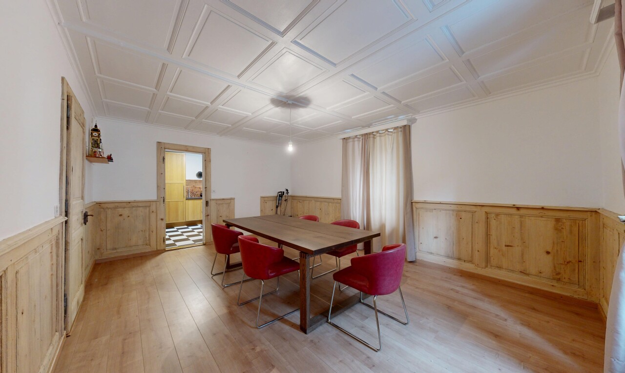 salle à manger avec wainscot wall, mur à lambris, wood finish floor, sol en finition bois, et drywall
