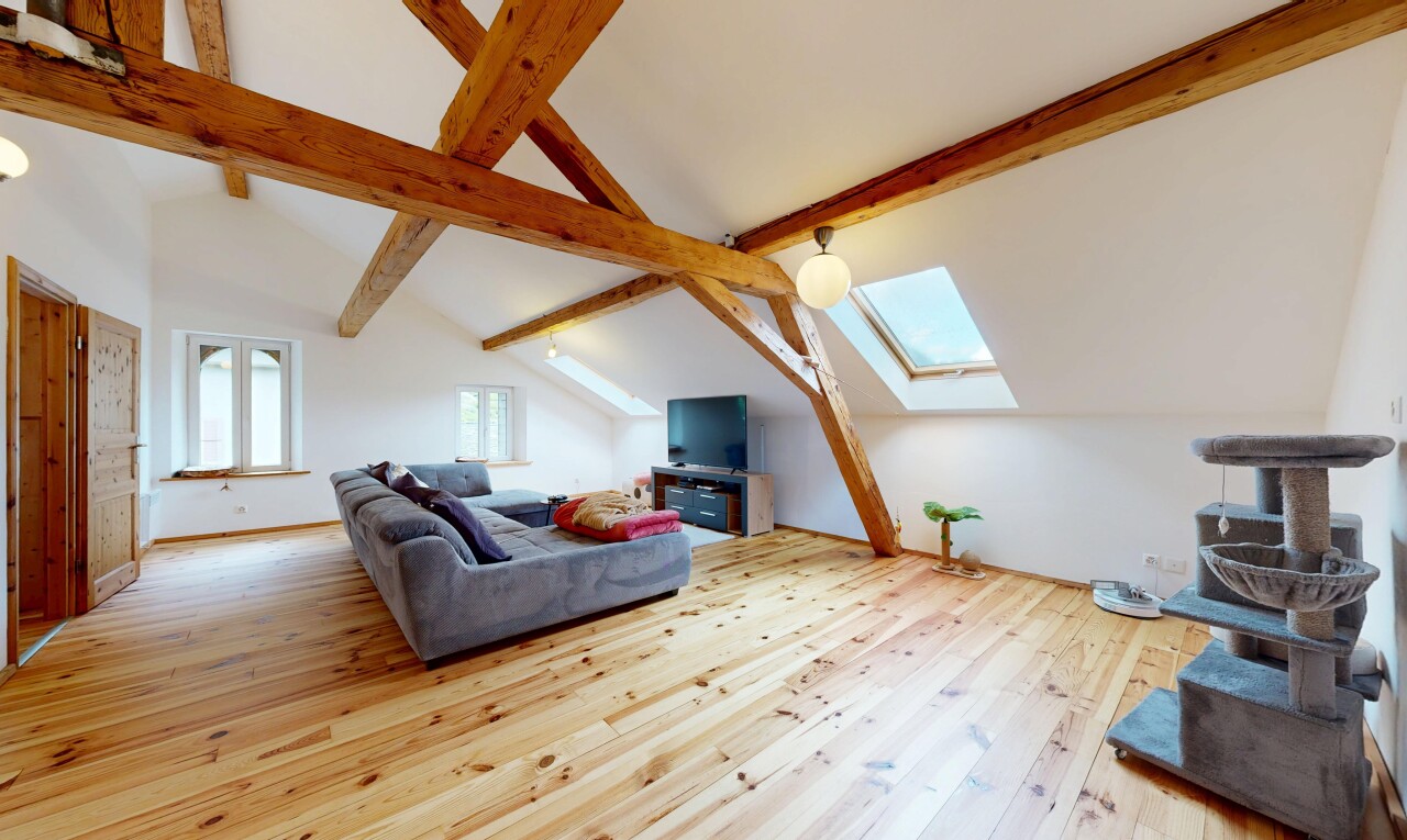 salon avec puits de lumière, vaulted ceiling, plafond voûté, lumière naturelle, et drywall