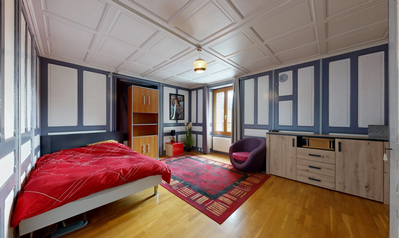 chambre avec paneling wall, mur panneauté, wood finish floor, sol en finition bois, et éclairage suspendu