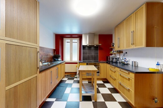 cuisine avec dark countertops, plans de travail, vinyl floor, sol en vinyle, et vinyl tile