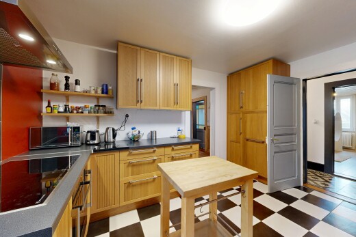 cuisine avec hotte, plans de travail, dark countertops, vinyl floor, et sol en vinyle