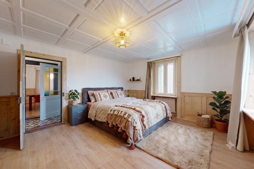 chambre avec télévision, wainscot wall, mur à lambris, drywall, et cloison sèche
