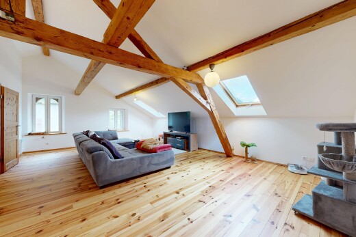 salon avec puits de lumière, vaulted ceiling, plafond voûté, lumière naturelle, et drywall