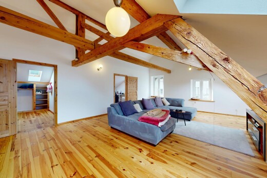 salon avec vaulted ceiling, plafond voûté, beamed ceiling, plafond à poutres, et wood finish floor