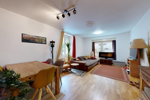 salon / salle à manger avec drywall, cloison sèche, wood finish floor, sol en finition bois, et éclairage sur rail