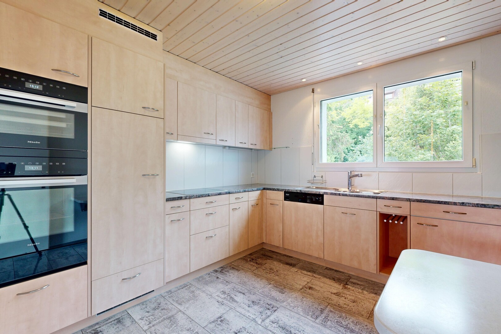 küche mit light brown cabinets, hellbraune schränke, wood ceiling, holzdecke, und doppel backofen