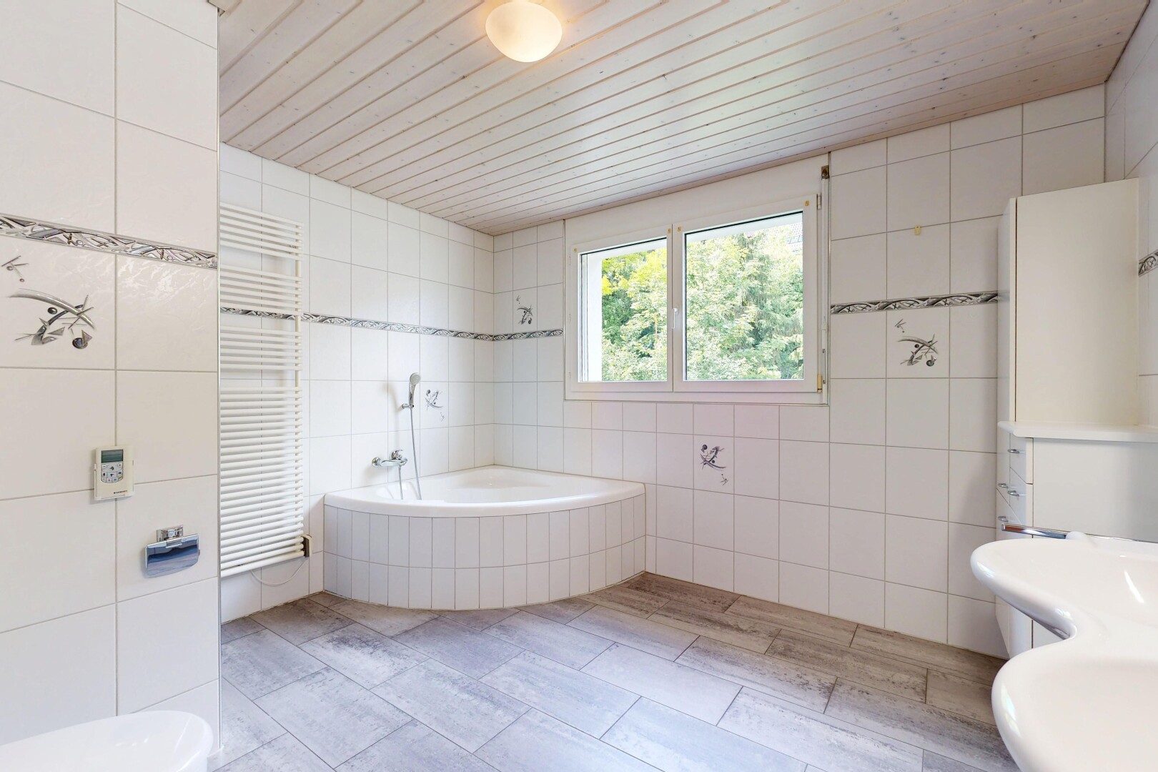 bad mit tile wall, fliesenwand, komplettes badezimmer, light floor, und handtuchwärmer
