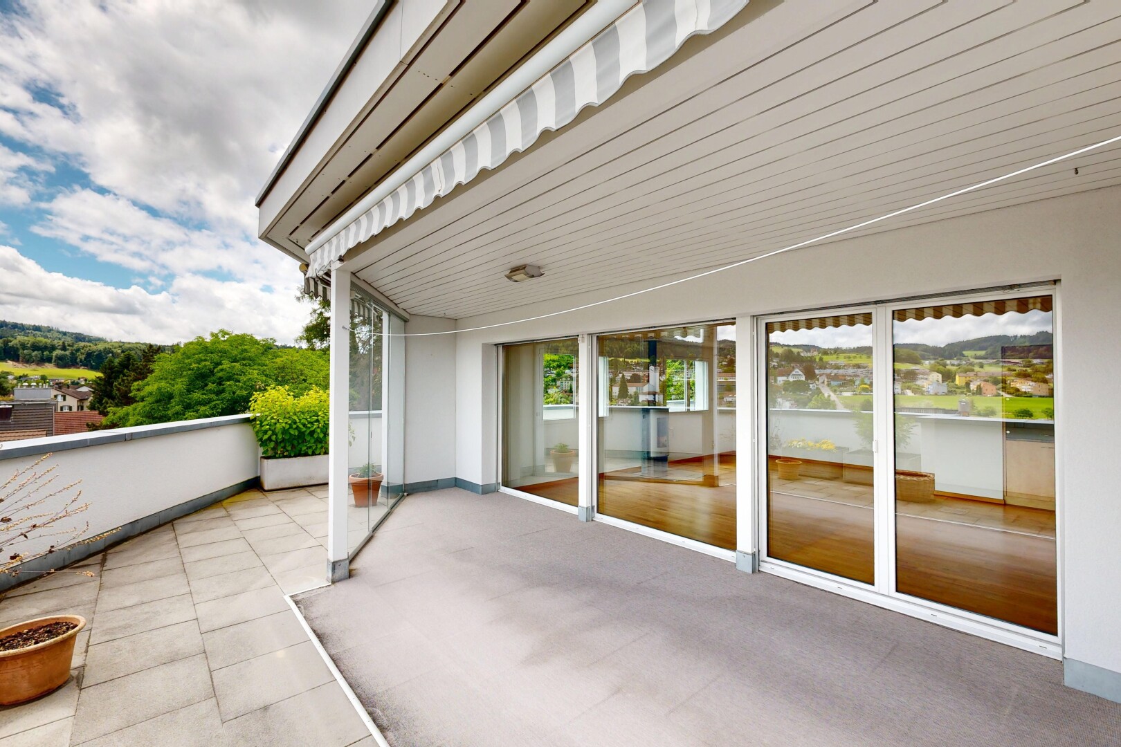 terrasse mit terrasse, markise, und from property