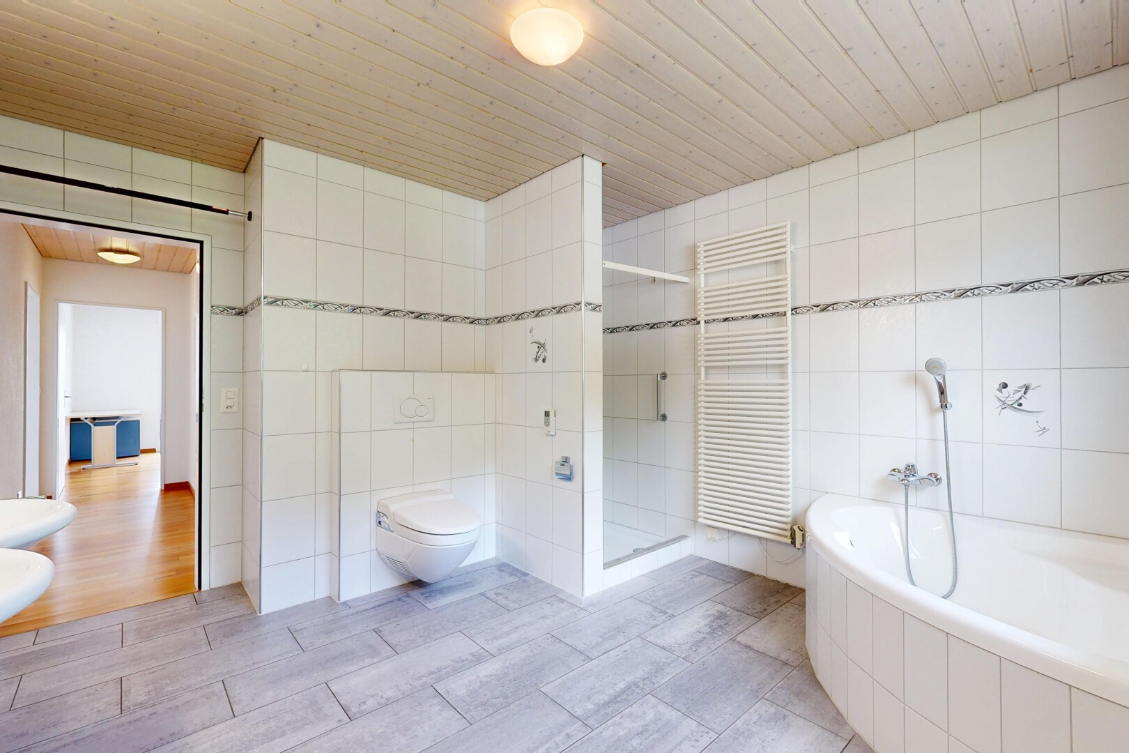 bad mit tile wall, fliesenwand, komplettes badezimmer, handtuchwärmer, und bad