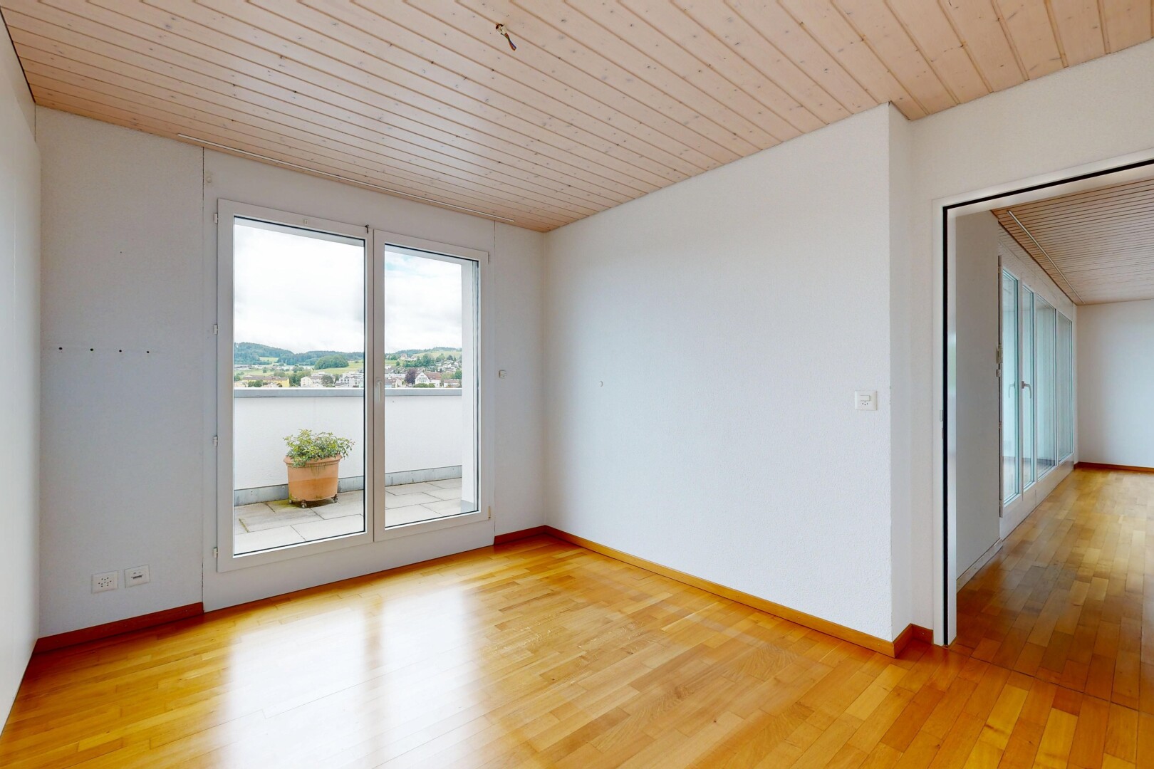leerer raum mit inside property, natürliches licht, natural light, holzdecke, und wood ceiling
