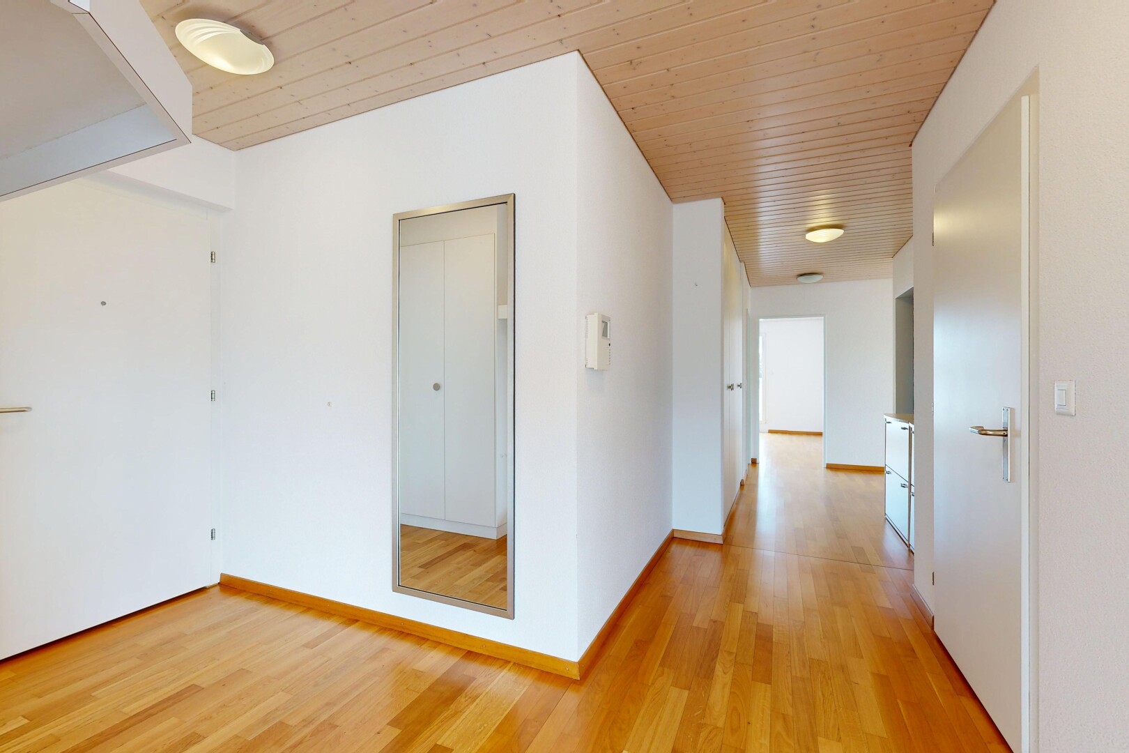 leerer raum mit inside property, wood finish floor, holzfußboden, drywall, und gipskartonwand