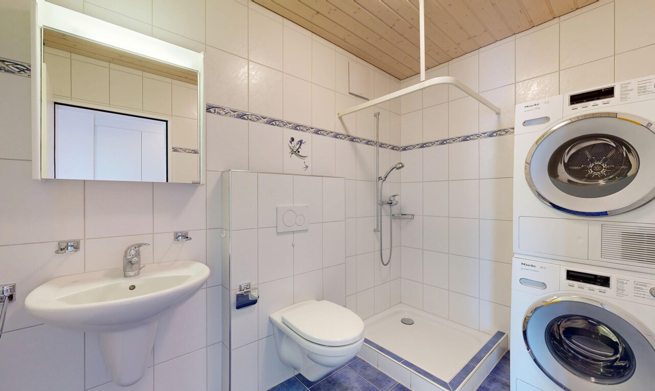 bad mit tile wall, fliesenwand, spiegel, dusche, und waschturm